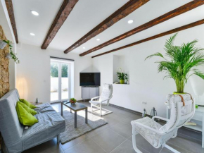 Villa Dragica mit Pool und Terasse, direkt am Meer